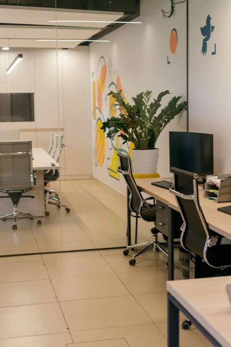 Interior de oficina contemporánea con líneas limpias y una atmósfera sobria de trabajo ejecutivo.
