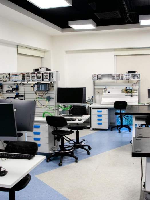 Estudiantes utilizando computadoras en un entorno educativo moderno.