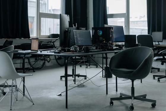 Oficina contemporánea con computadoras y espacio de trabajo estratégico.